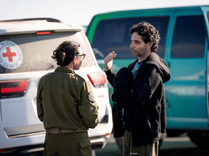 Tres rehenes israelíes liberados por Hamás en el cuarto intercambio bajo la tregua en Gaza