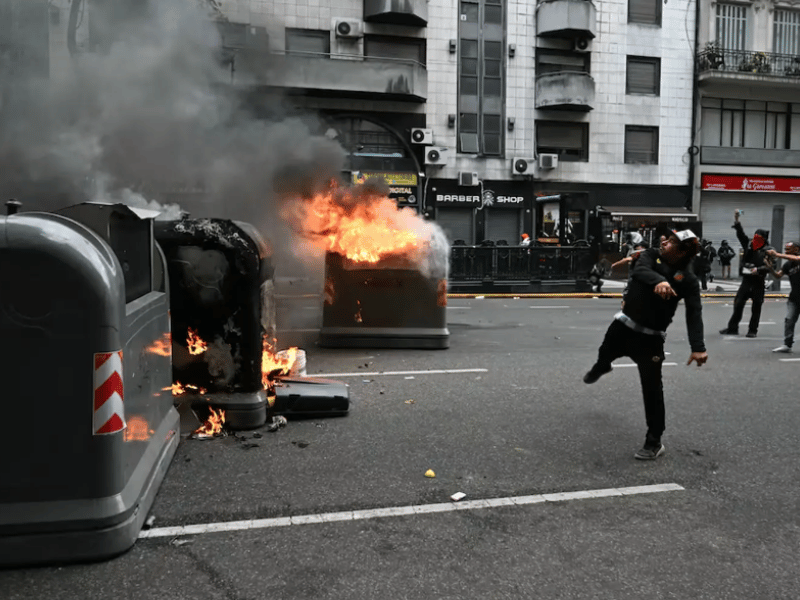 Marcha de jubilados en Argentina concluye con fuertes enfrentamientos