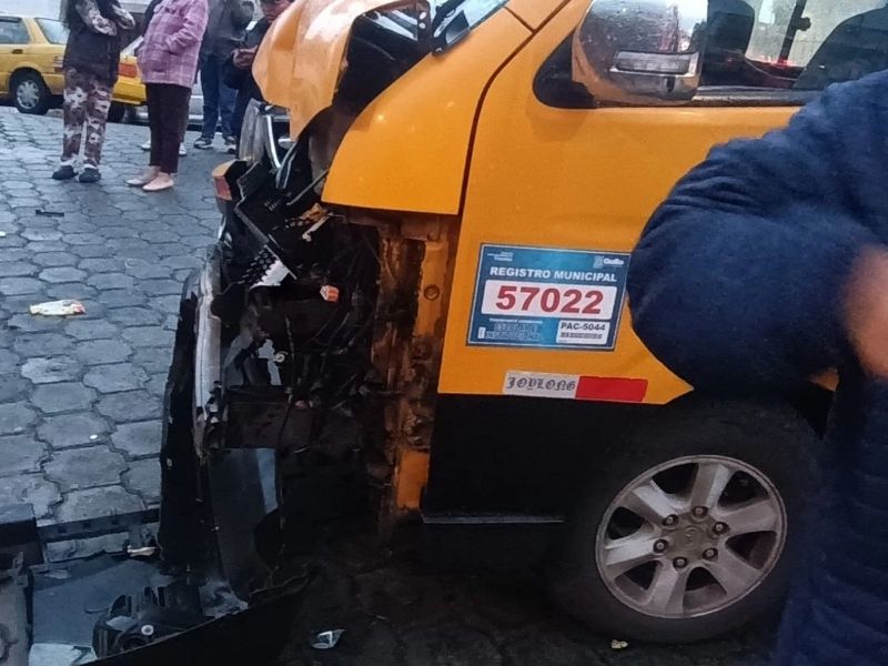 Heridos tras el choque de busetas escolares en Quito