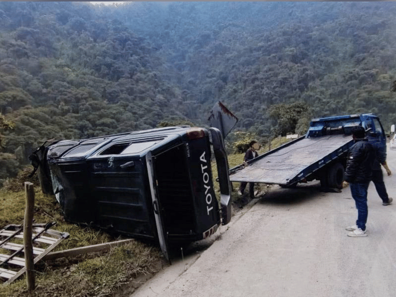 Una camioneta se volcó en la vía Baeza-Papallacta, en la provincia del Napo