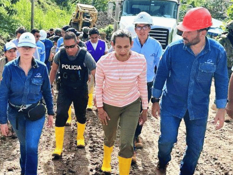 Inés Manzano exhibe contaminación en río Esmeraldas