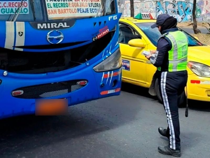 Infracciones al alza: Buses en Quito desafían las normas de tránsito y aumentan accidentes