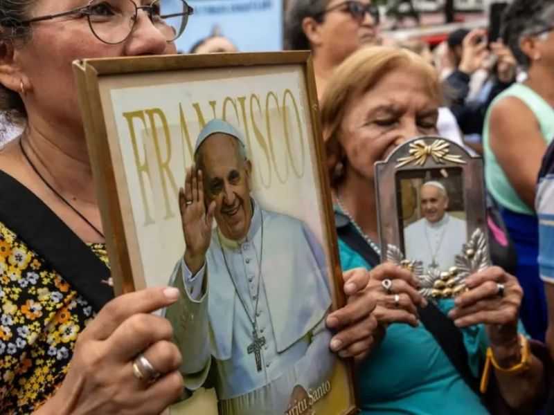 Papa Francisco muestra leve mejoría tras 25 días de hospitalización