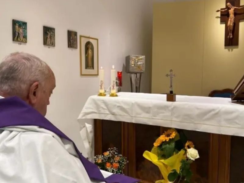 El Vaticano publica la primera foto del papa Francisco tras un mes de hospitalización