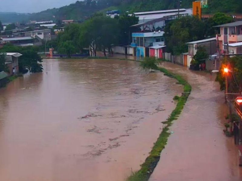 Desbordes de ríos y afectaciones a vías principales en Manabí y Santo Domingo