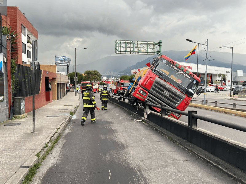 Tanquero impacta contra puente en la Av. Granados y el conductor huye