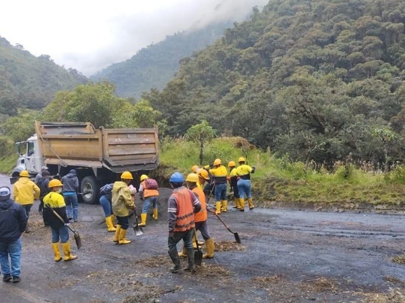 Derrame de petróleo cierra la vía Papallacta – Baeza: emergencia en Napo