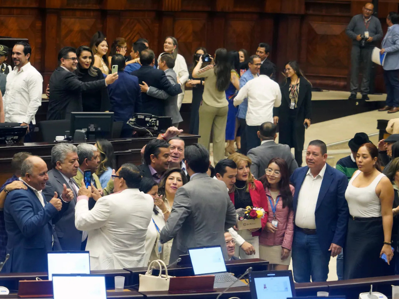 Asambleístas concluyen periodo legislativo transitorio con despedidas y tensiones