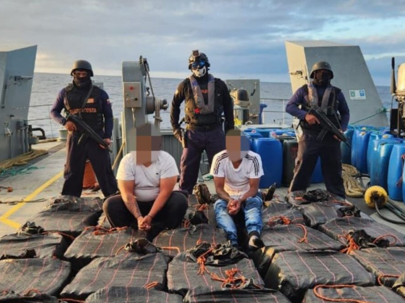 Fuerzas Armadas interceptan embarcación con 31 bultos de droga en Santa Elena