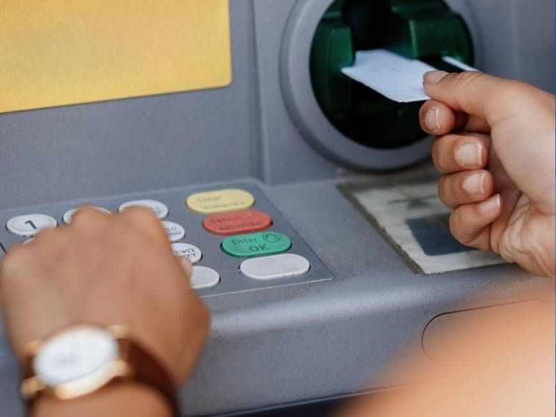 ¿Necesitas hacer trámites bancarios en el feriado del 24 de mayo? Así operarán los bancos