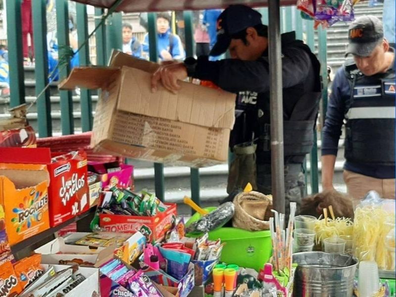 Retiran gelatinas con alcohol vendidas a estudiantes del Mejía en Quito