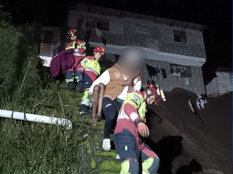 Fuerte deslizamiento en Cotocollao: Bomberos rescatan a 23 personas de viviendas colapsadas