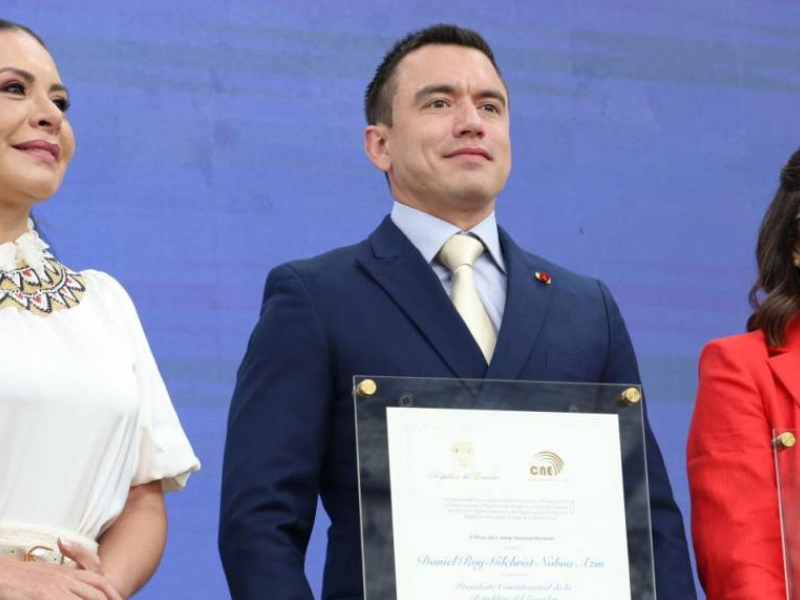 Noboa recibe credenciales como presidente reelecto