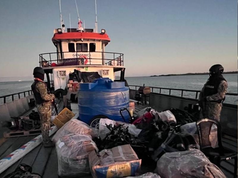 ¡Sorpresa en altamar! Armada incauta motos desarmadas, oro y cangrejos prohibidos en Galápagos