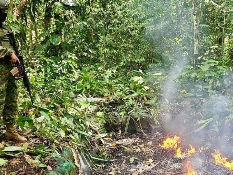 Militares desmantelan refinería ilegal en la frontera