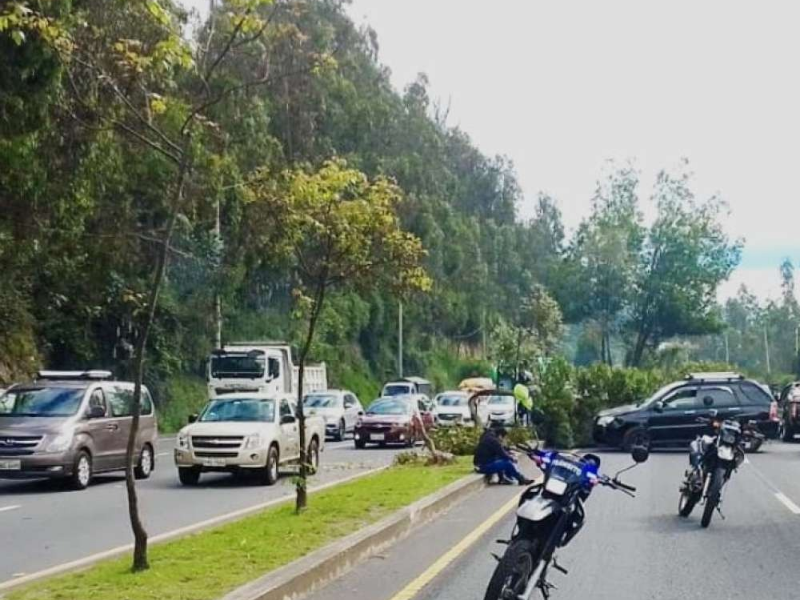 Cierre parcial en la avenida Simón Bolívar por accidente de tránsito deja dos heridos