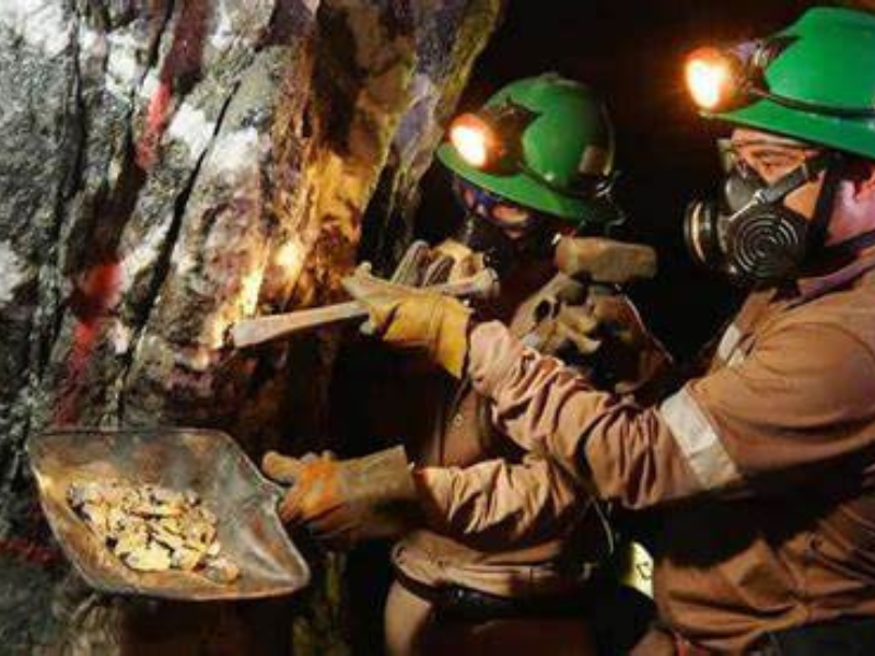Frecuentes cambios en el Viceministerio de Minas de Ecuador generan incertidumbre en el sector minero