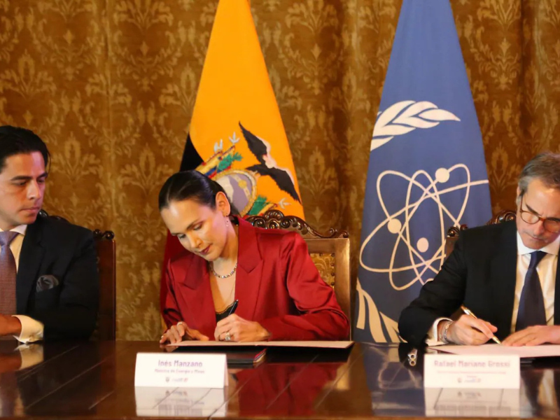 Ecuador avanza en energía nuclear y proyectos solares con España