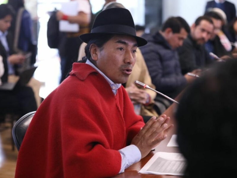“No se puede caminar con el pueblo mientras se firma a sus espaldas”