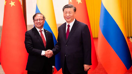 Piden cautela a Petro por visita a China