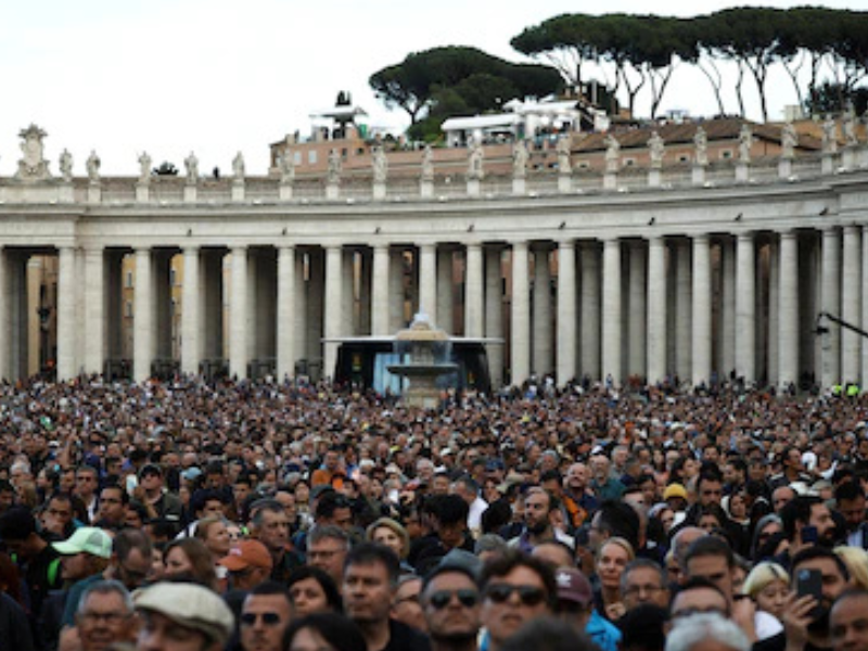Fumata negra en el Vaticano: sin acuerdo en la primera votación del cónclave