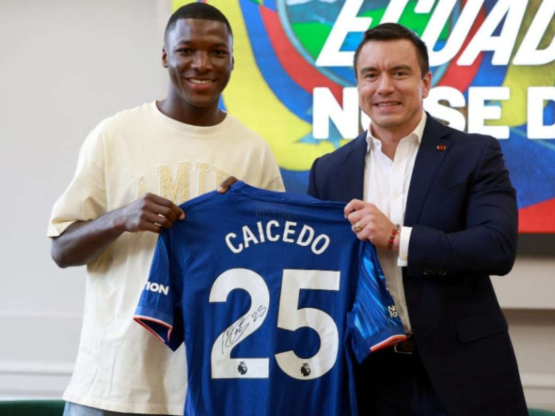 Moisés Caicedo obsequia camiseta al presidente Noboa en Londres