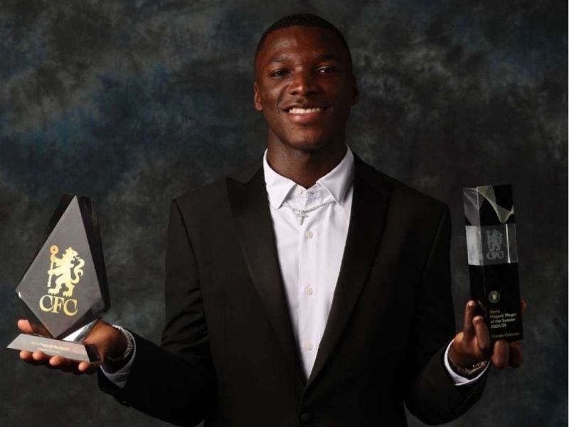¡Orgullo ecuatoriano! Moisés Caicedo arrasa en premiación del Chelsea y se lleva dos galardones como el mejor del año