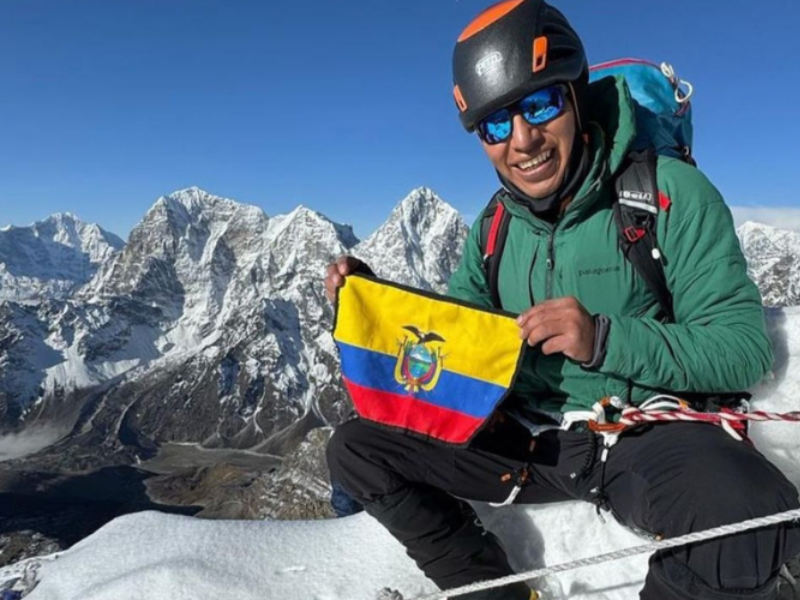 Policía ecuatoriano Patricio Arévalo alcanza la cima del Everest sin oxígeno suplementario
