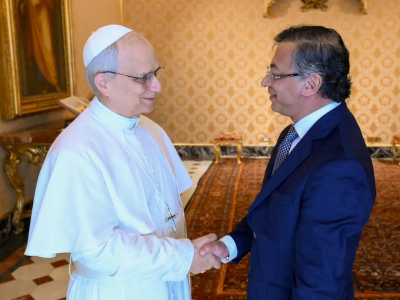 Gustavo Petro propone al papa León XIV que el Vaticano sea sede de nuevas negociaciones de paz con el ELN