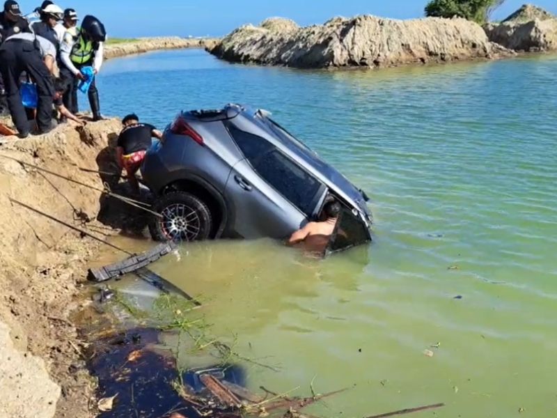 Tragedia en Salinas: tres personas mueren al caer su vehículo en una piscina de sal