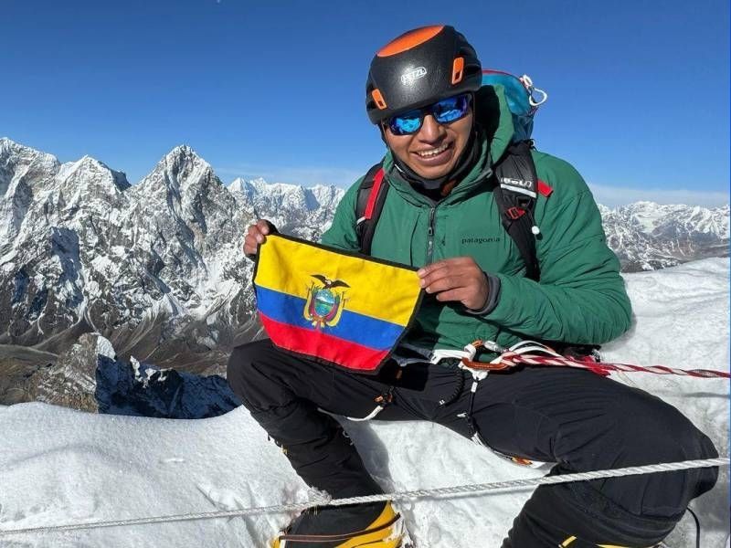 Policía ecuatoriano conquista el Everest: un logro histórico para el país