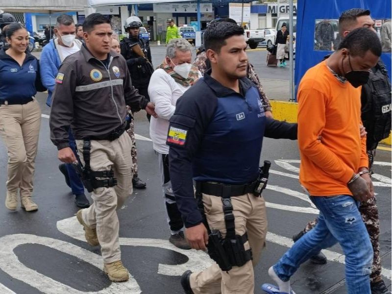 Ecuador repatría a ocho presos colombianos