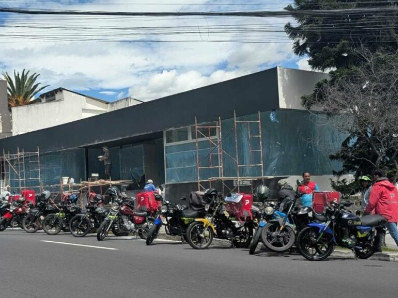 Repartidores de plataformas digitales inician paro en Quito exigiendo mejores condiciones laborales