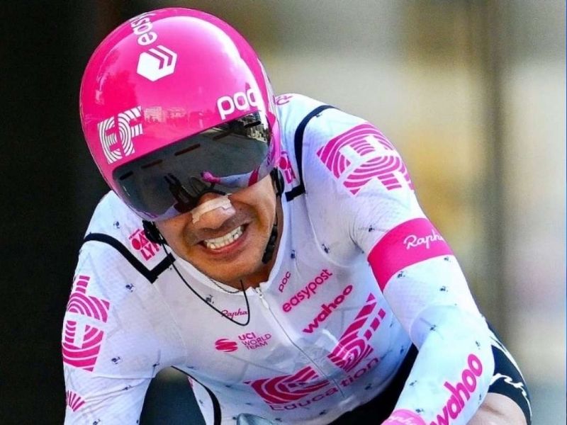 Carapaz avanza posiciones en el Giro: ya es 14° y sigue firme en la pelea por el podio