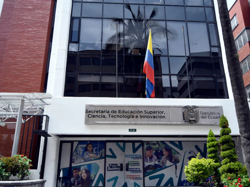 Colapso del portal de Senescyt debido a alta demanda de inscripciones universitarias