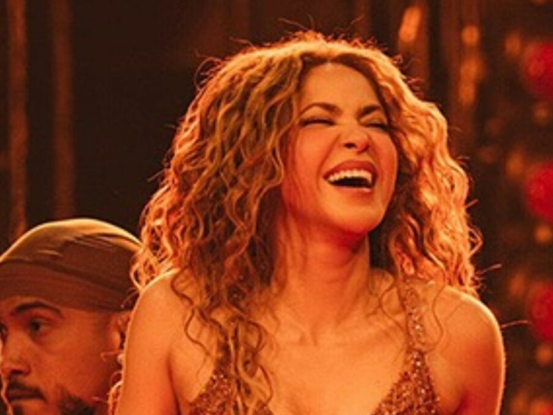Shakira sufre caída durante concierto en Montreal y se levanta con ovación del público
