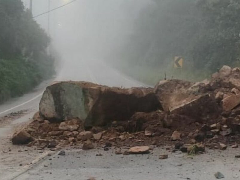 Deslizamiento de tierra en el km 57 afecta la vía Cuenca-Molleturo-El Empalme