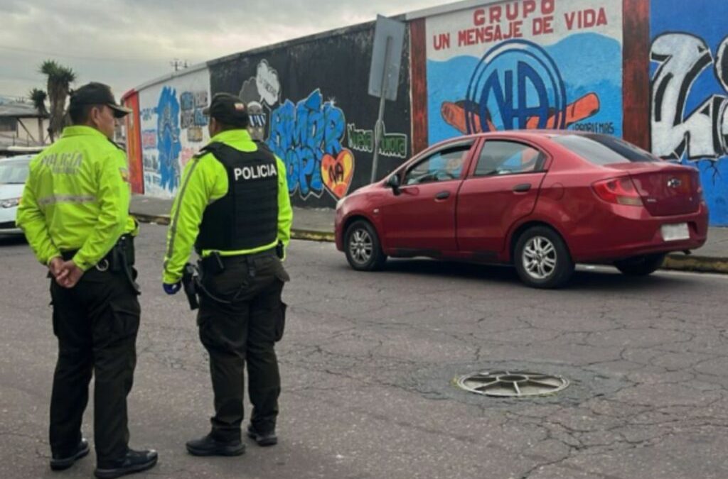 Hallan cadáver maniatado en vehículo al sur de Quito