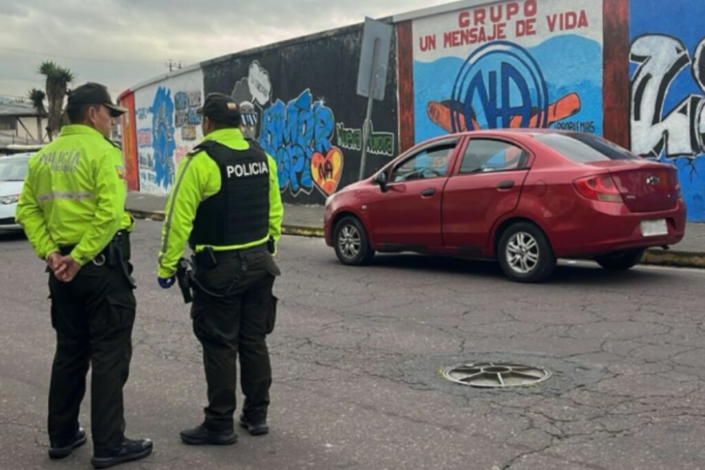 Hallan cadáver maniatado en vehículo al sur de Quito