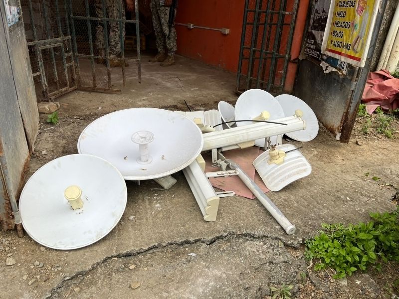 Militares desmontan red ilegal de telecomunicaciones frente a cárceles de Guayaquil