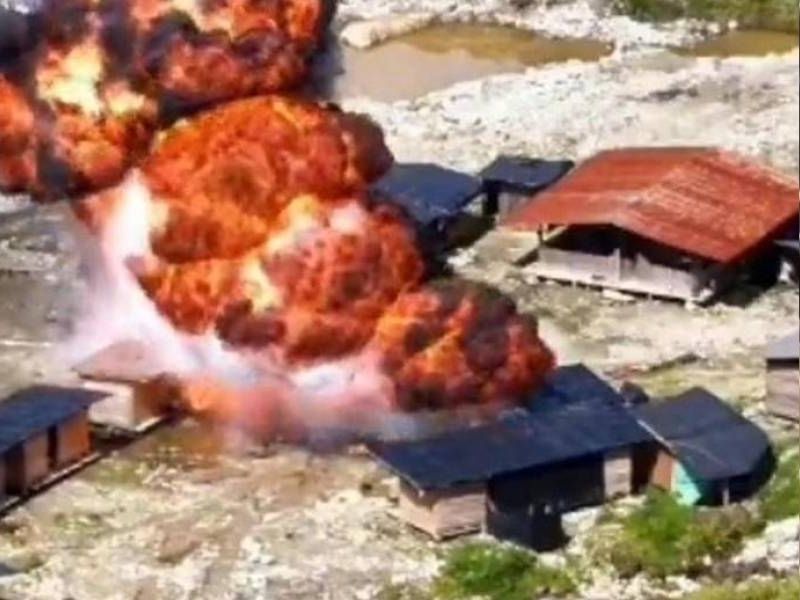 Fuerzas Armadas bombardean maquinaria de minería ilegal en Orellana