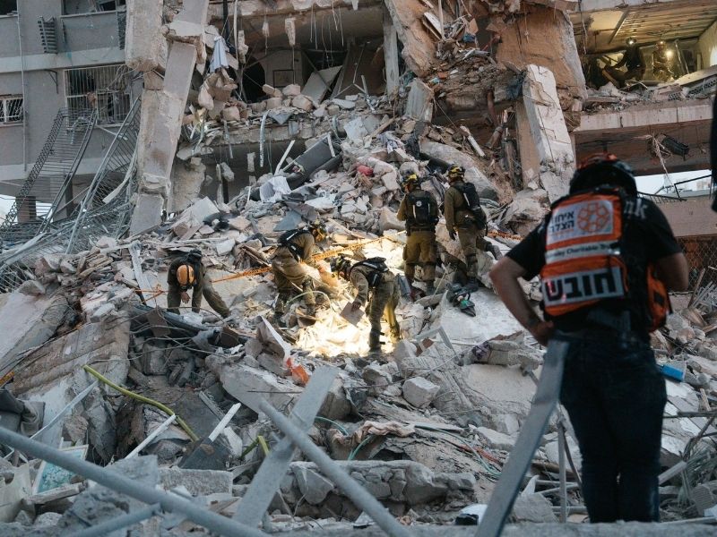 Israel e Irán cruzan nuevas líneas rojas: más de 140 muertos en ataques mutuos, incluidos mujeres y niños