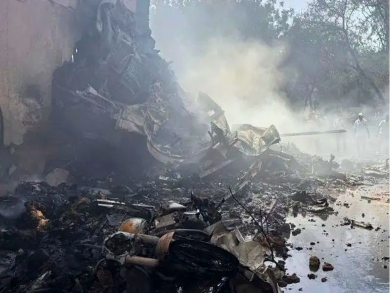 Tragedia aérea: avión de Air India con 242 personas a bordo se estrella tras despegar rumbo a Londres