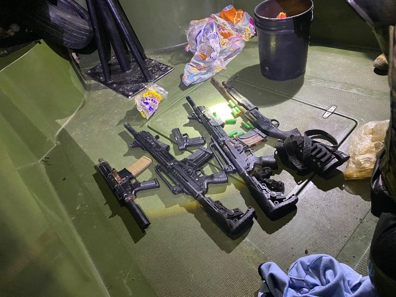 Camaronera convertida en arsenal: militares decomisan armas de guerra tras enfrentamiento en El Oro