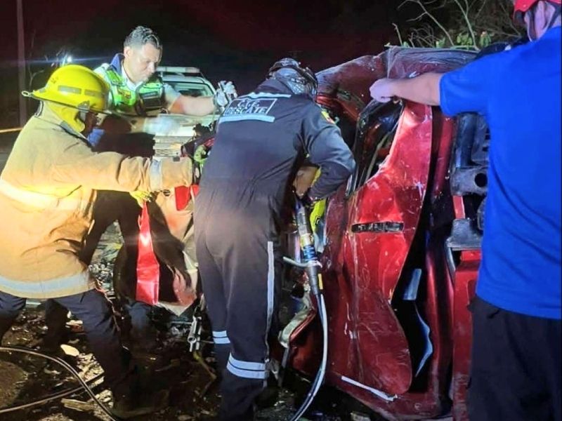 Cinco muertos tras brutal choque entre camioneta y furgoneta escolar en Manabí
