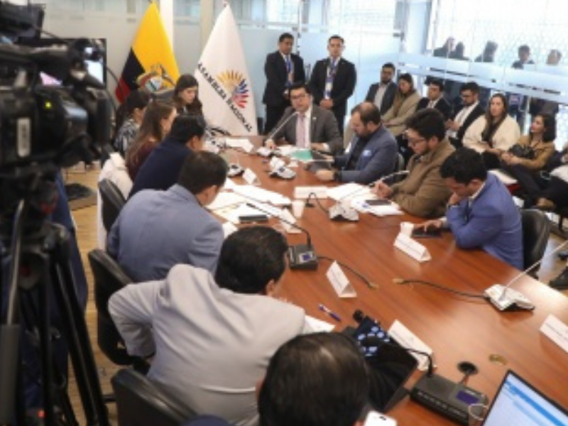 Comisión analiza ley urgente para modernizar compras públicas