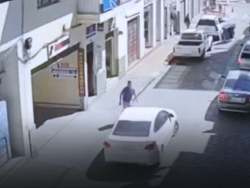 Caos en pleno centro de Cuenca: leve choque termina en pelea y amenaza de atropello