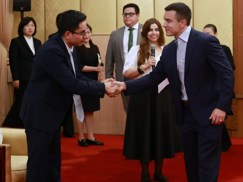 Noboa refuerza relaciones con China y se reúne con jóvenes ecuatorianos en Pekín