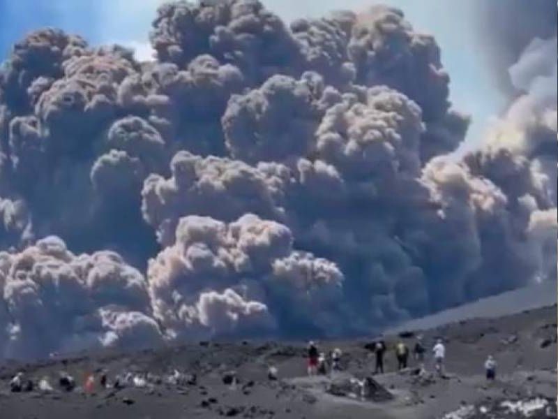 Erupción del Etna: flujos de lava y explosiones visibles desde Catania, pero sin afectación a vuelos