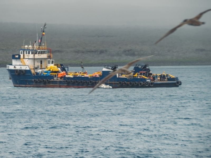Se hunde embarcación turística en Galápagos durante maniobras de retiro